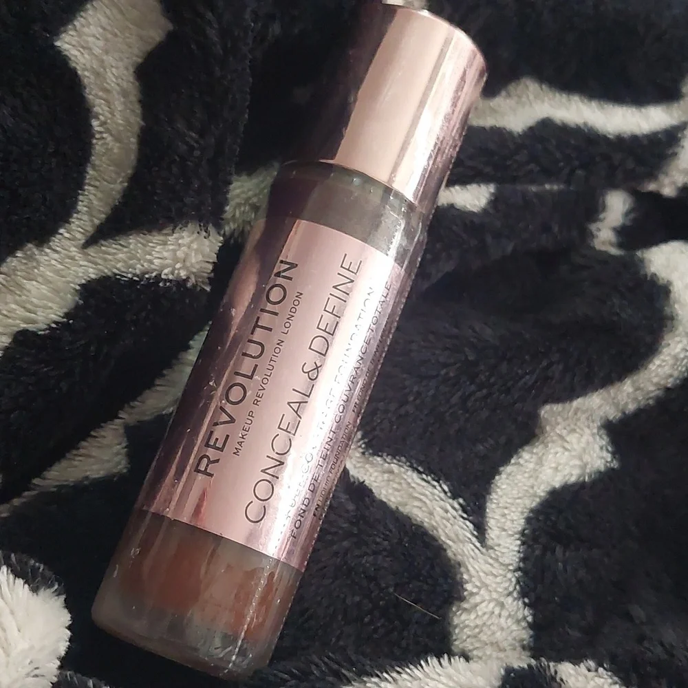 NEW Makeup‎ Revolution conceal and define foundation F18